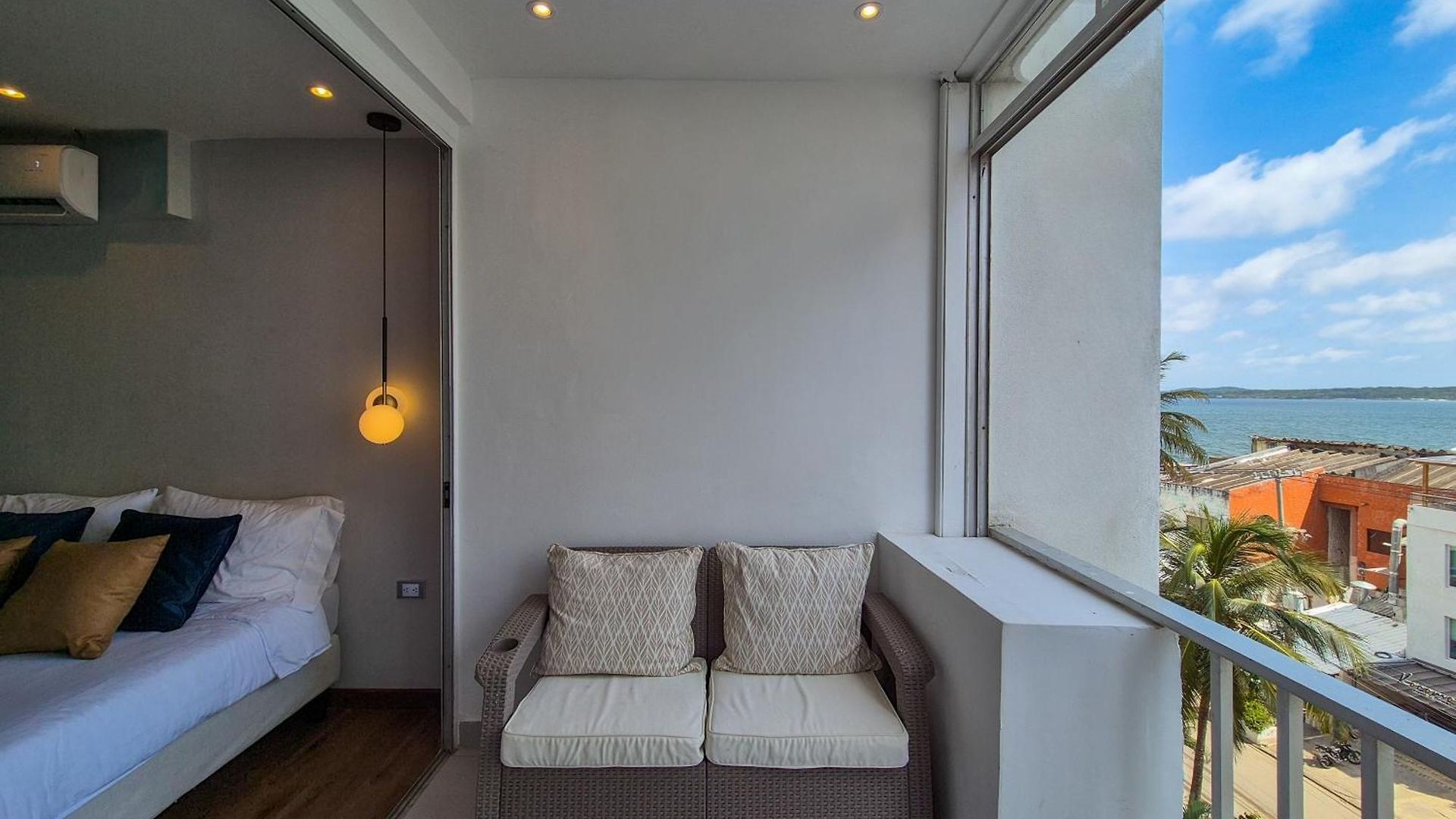 Moderna Con Balcón A Pasos De La Playa Apartamento