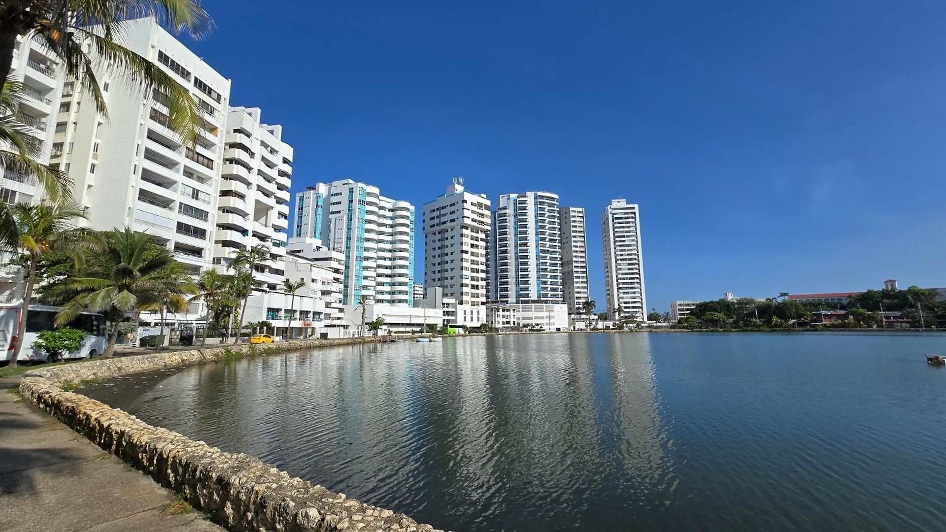 Moderna Con Balcón A Pasos De La Playa *