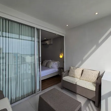 Apartamento Moderna Con Balcón A Pasos De La Playa *